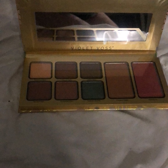 Violet Voss pretty in paradise face pallet . - Picture 2 of 3